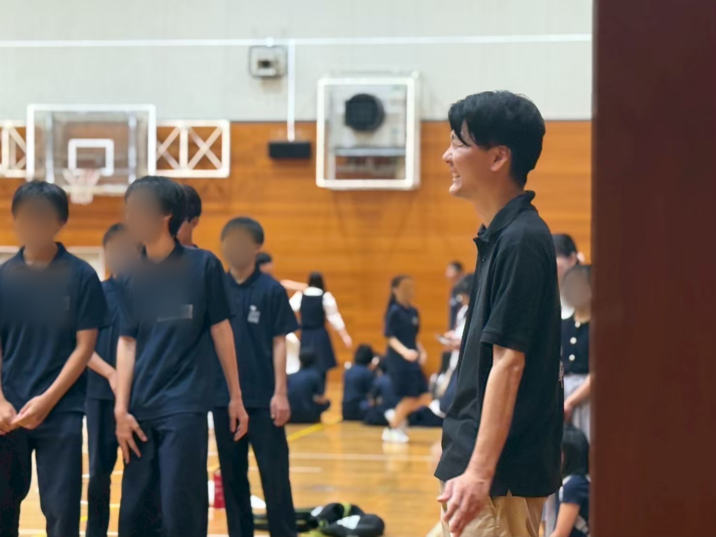 笑顔で会話する生徒たち