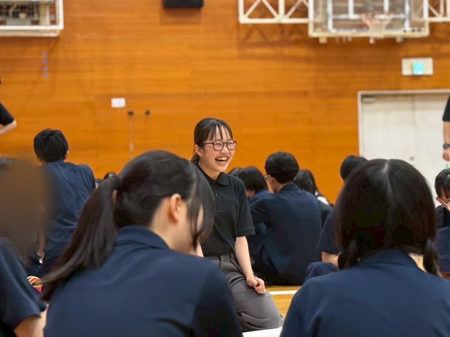笑顔で話し合う生徒たち