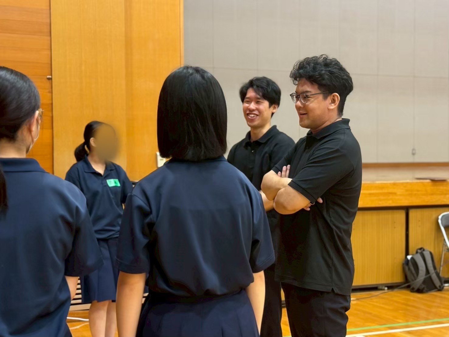 ファシリテーターと向き合う生徒たち
