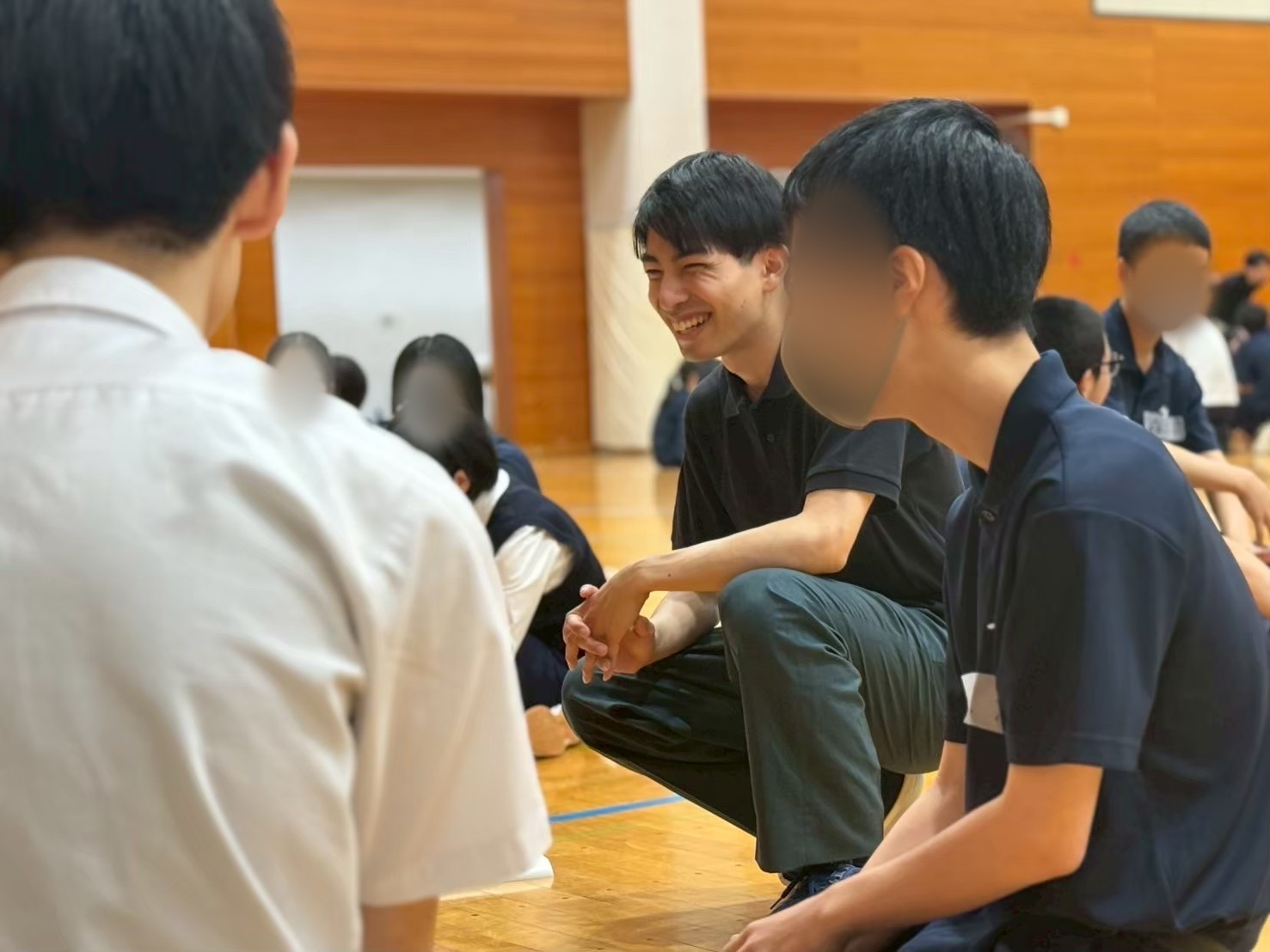 ファシリテーターと交流する生徒たち